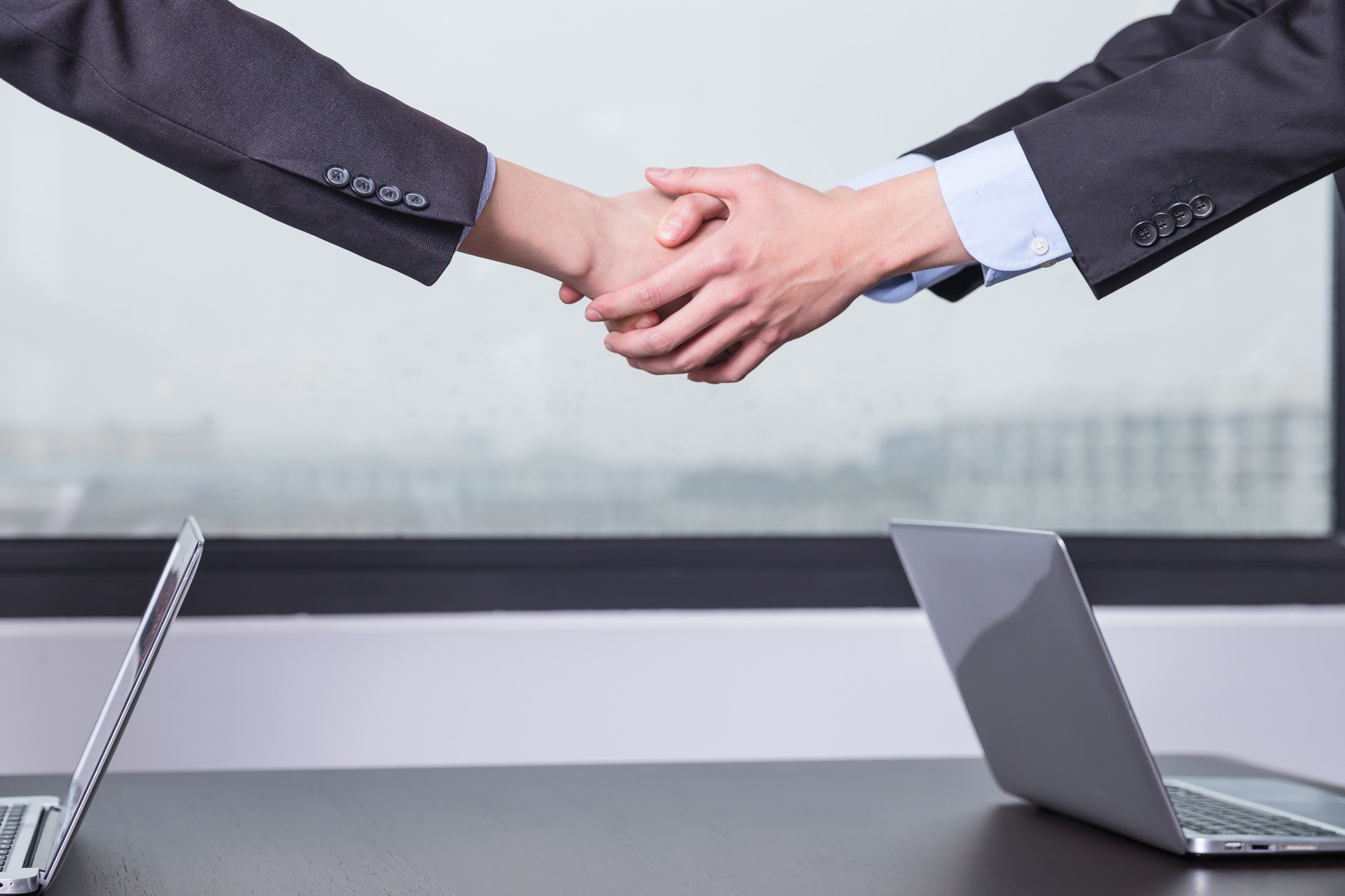 4.2摄图网_500791925_会议室内商务男士握手特写(企业商用).jpg